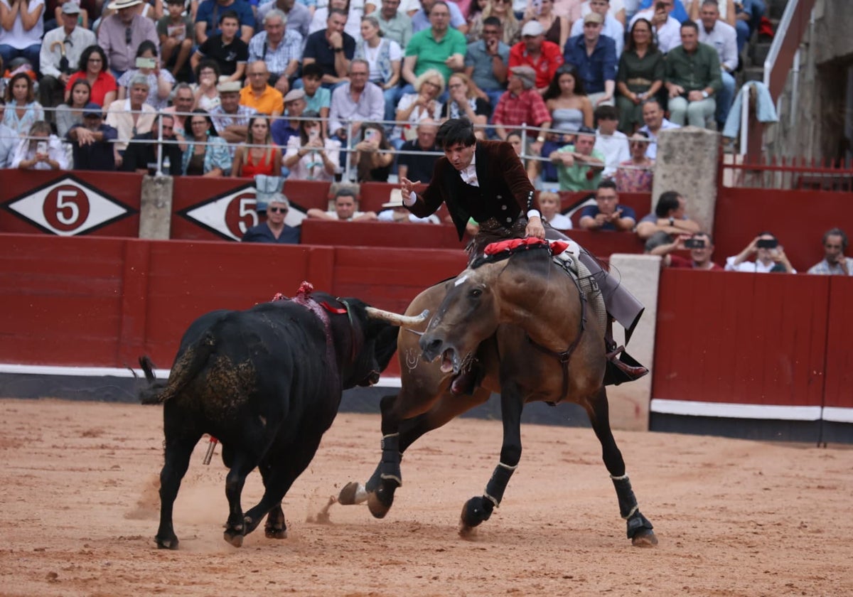 Diego Ventura toreando sin cabezada a lomos de Bronce al único toro que mató por la suspensión del festejo.